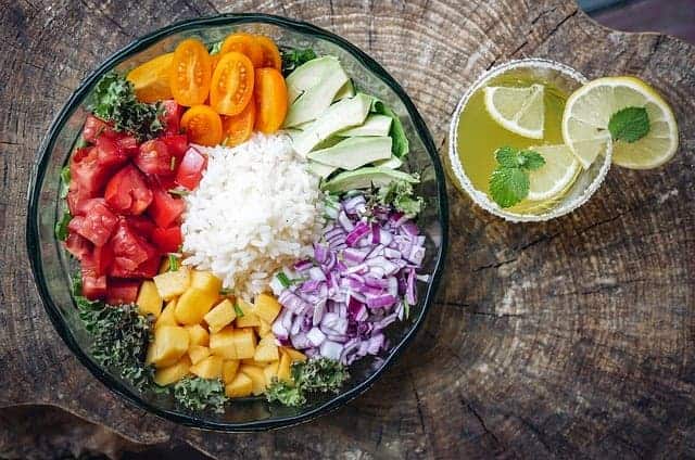 insalata, acqua con limone