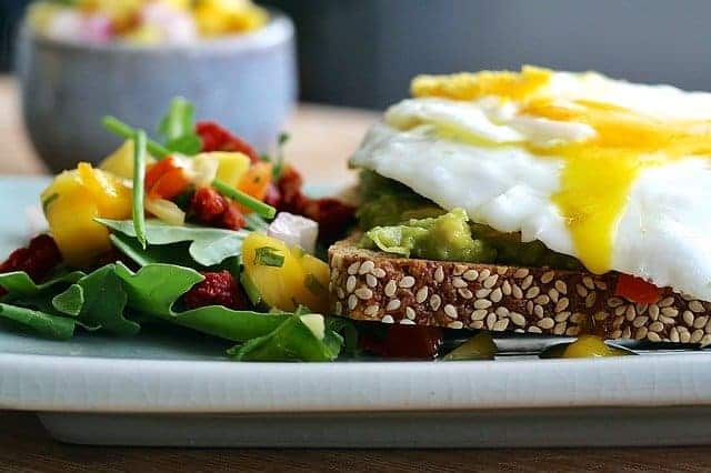 tartine con uovo
