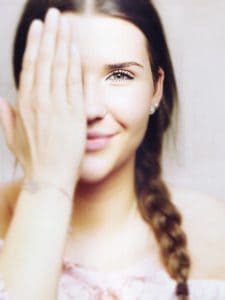 la ragazza che copre l'occhio, la vista, la visione