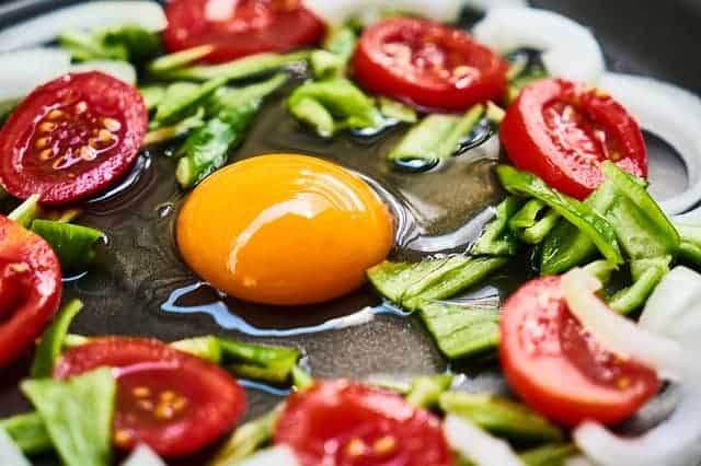 una dieta sana, uova e verdure