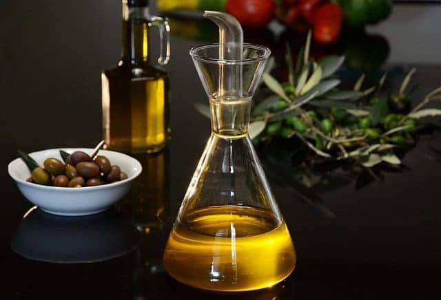 flacone di olio e olive verdi