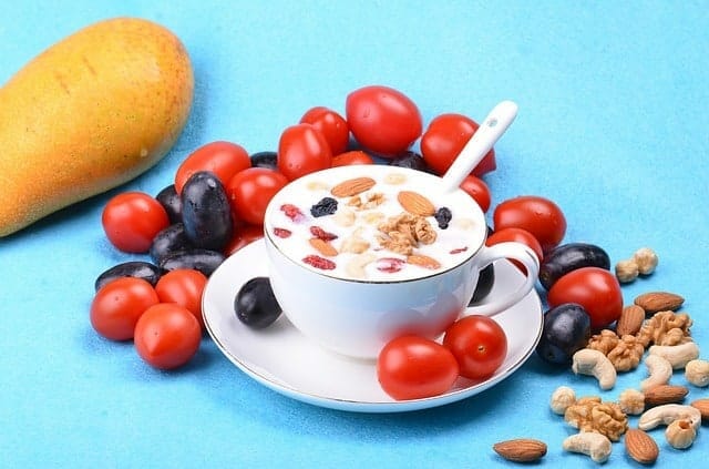 insalatona con yogurt, mandorle e noci