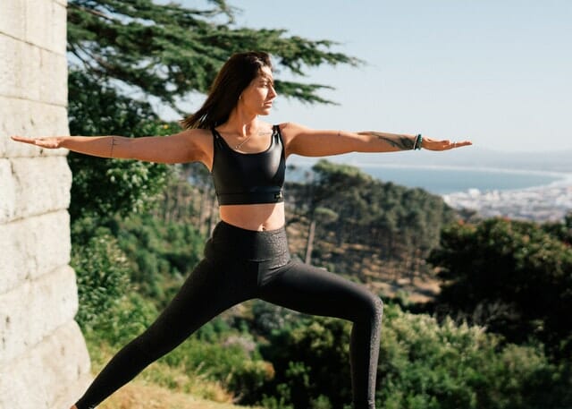 donna che pratica yoga