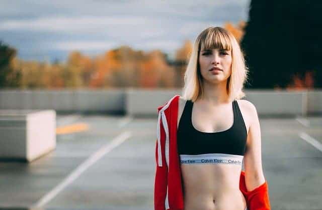 una donna snella, che si allena