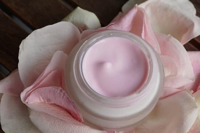 crema viso, petali di rosa