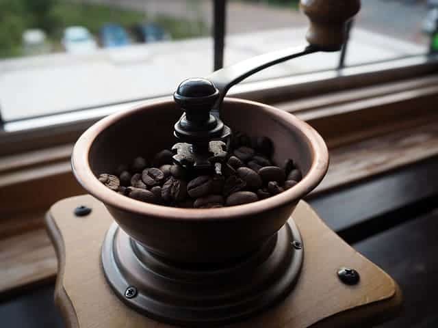 chicchi di caffè nel macinino