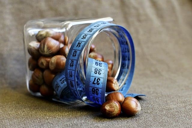 un barattolo di noci avvolto in una misura da sarto