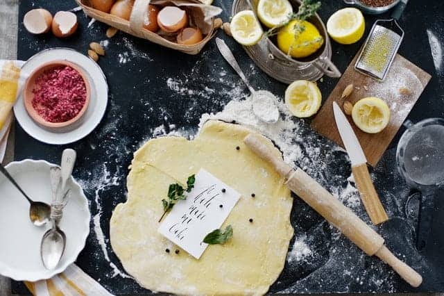 pasta arrotolata, farina, uova, accessori da cucina