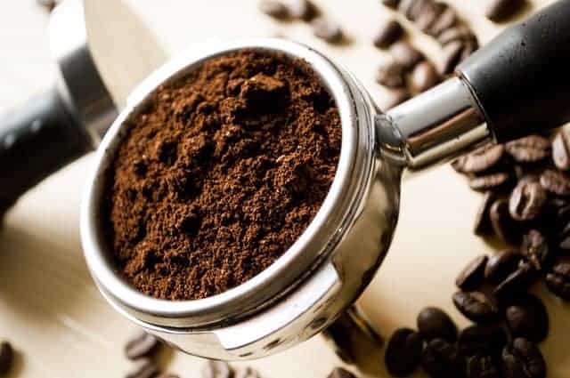 cucchiaino di caffè macinato