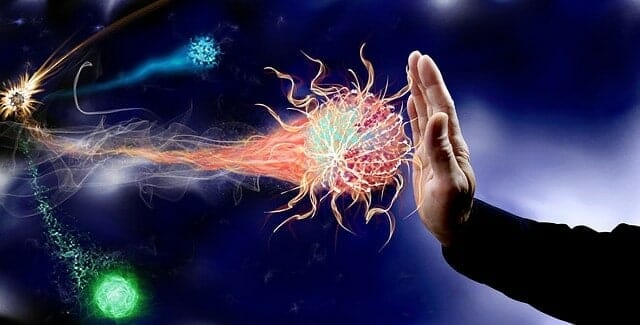 mano che ferma l'attacco del virus