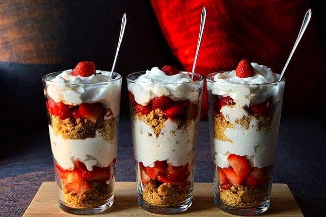 dessert dietetico con frutta e yogurt