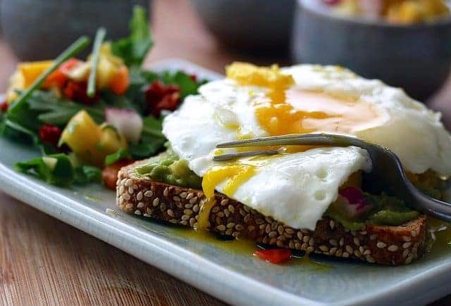 un pasto sano - pane tostato integrale con uova e verdure