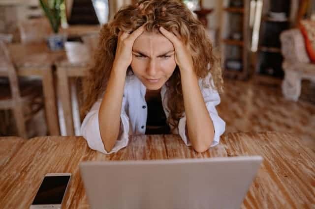 la donna lavora al computer