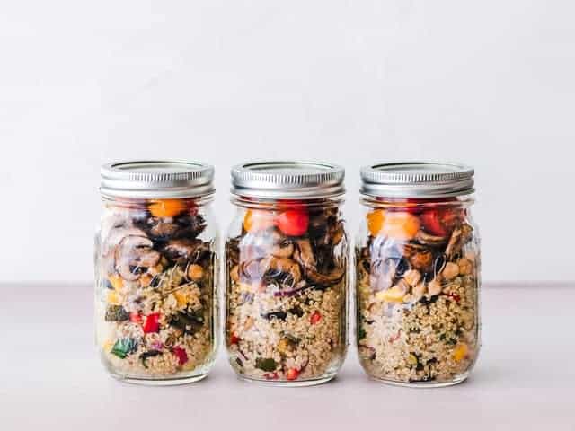 un piatto dietetico a base di semole e verdure in vaso